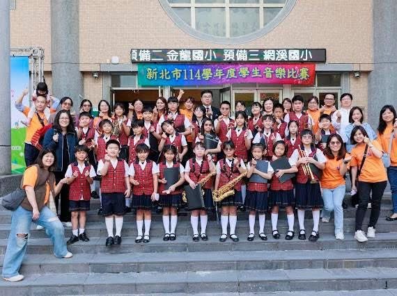 管樂團學生家長老師大合照圖片